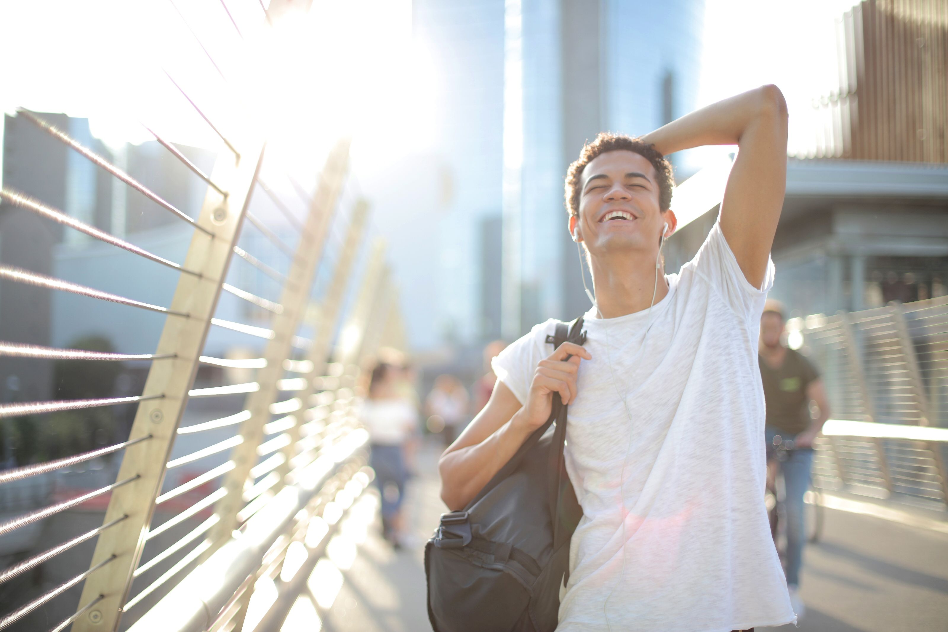 Jeune homme souriant et confiant